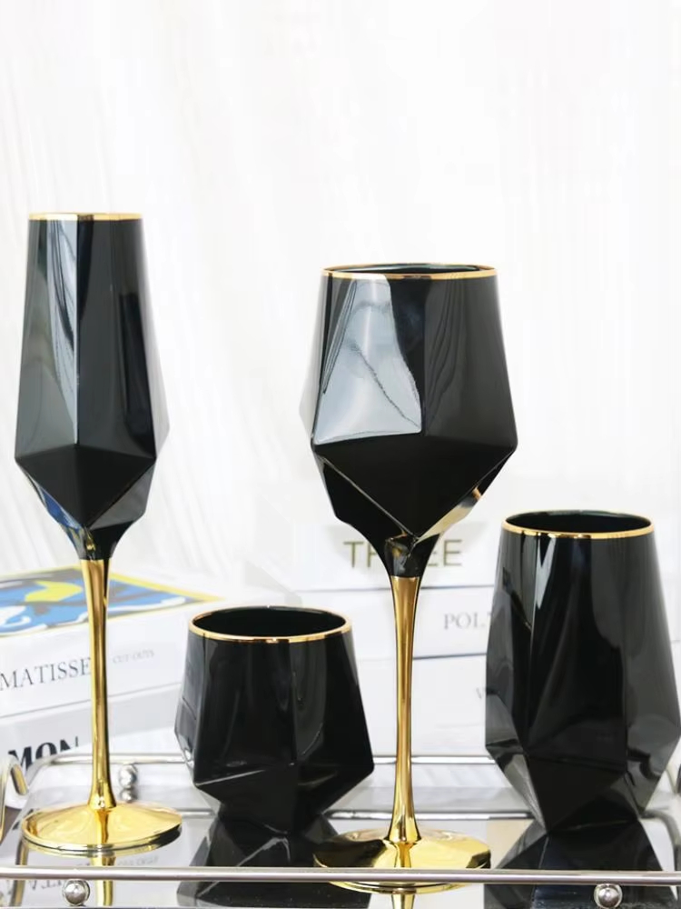 Wine In Beer Glass - Puur zwart kristal gouden rand wijnglas