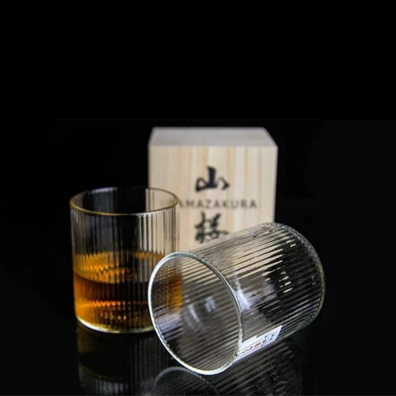 Japans design, gegolfd, steell - Whisky Beer And Wine recensie en prijs
