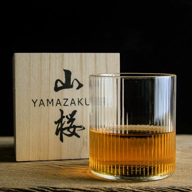 Japans design, gegolfd, steell - Whisky Beer And Wine recensie en prijs